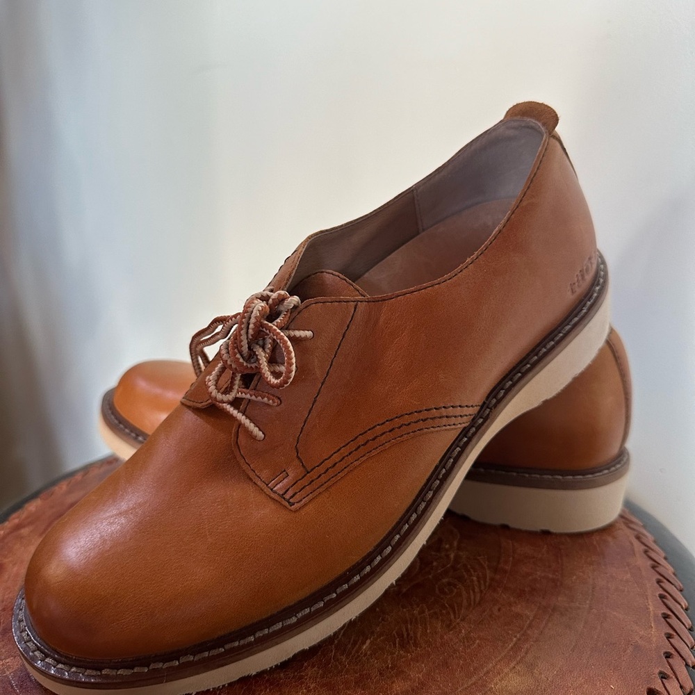 Taos Footwear Women's Tan Leather Lace-Up Flats